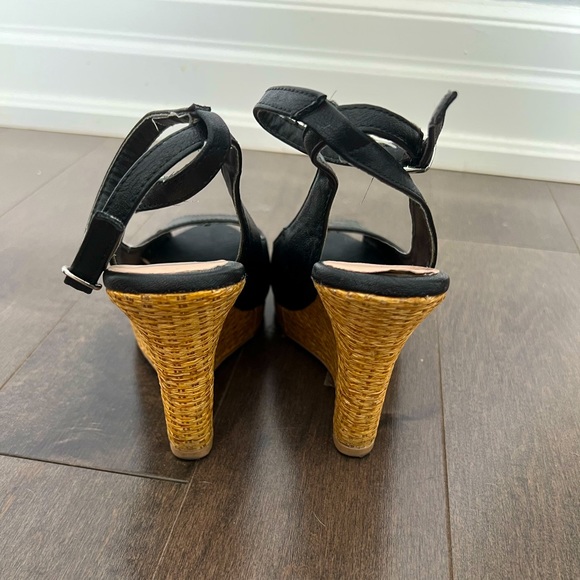 Le Chateau Black Leather Wedge Heels, size 5 - Picture 4 of 5